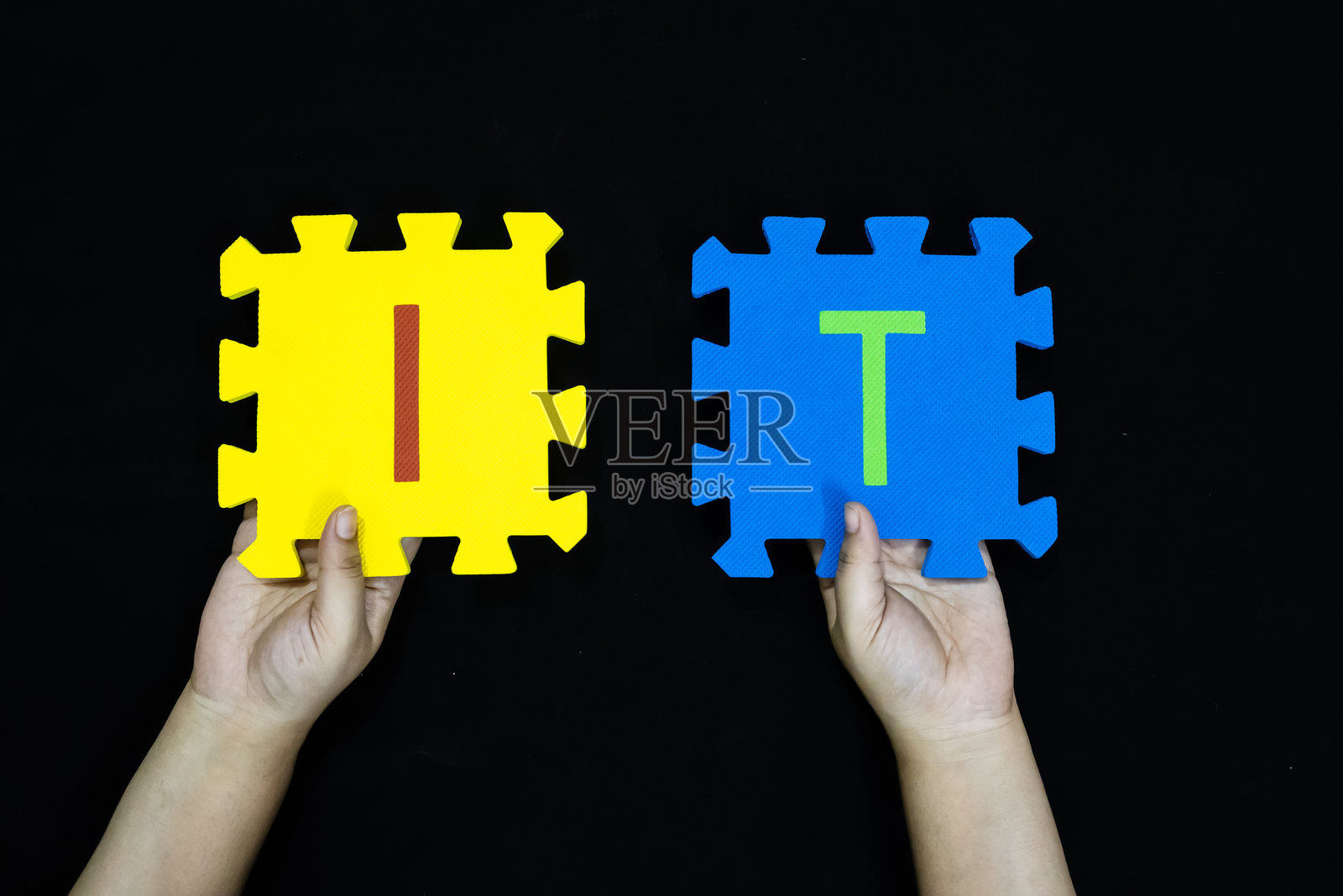 信息技术（IT）概念，双手展示明亮的字母块照片摄影图片