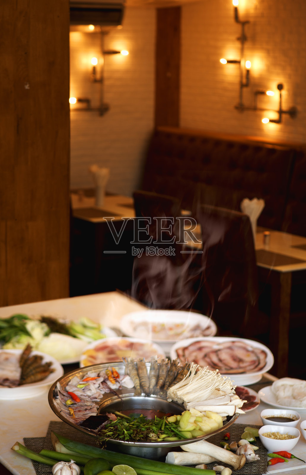 热气腾腾的火锅店照片摄影图片