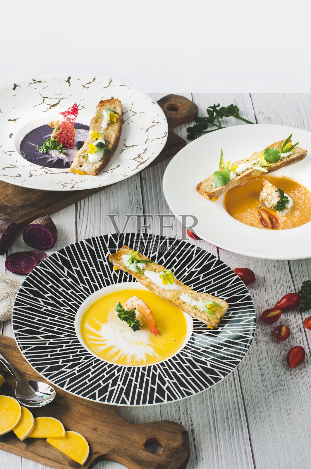 三份奶油浓汤照片摄影图片