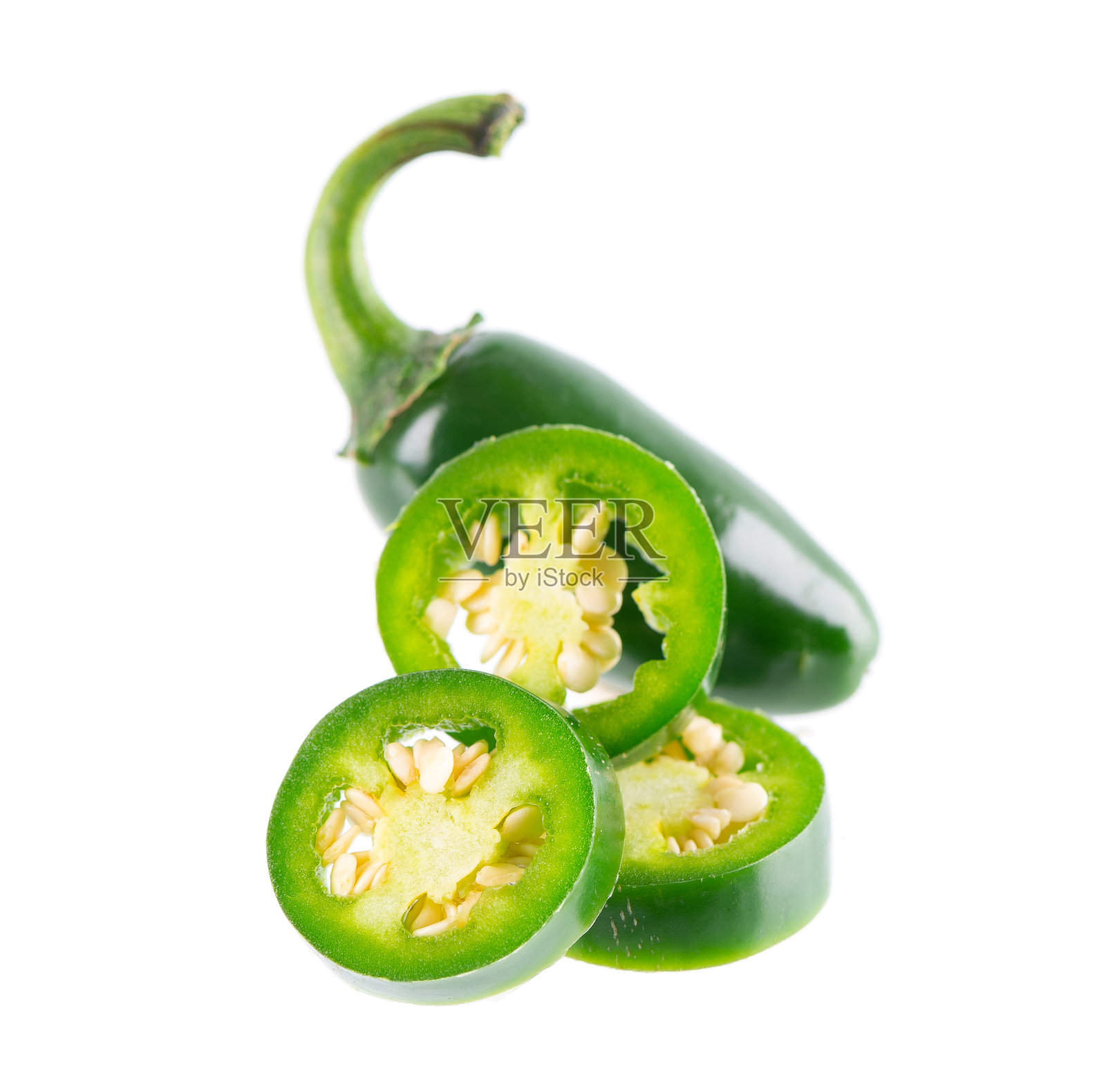 新鲜的墨西哥辣椒（Jalapeño）在白色背景上孤立。切片的绿色墨西哥辣椒（Serrano）。抠图路径。照片摄影图片
