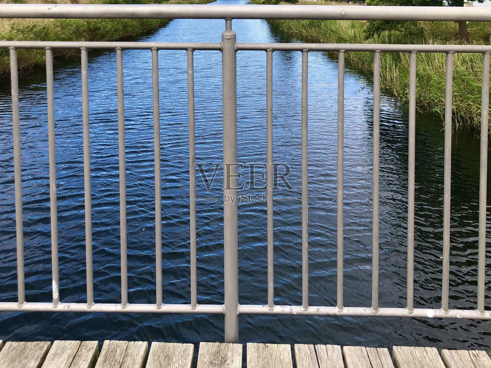 一座木桥横跨着一条小溪照片摄影图片