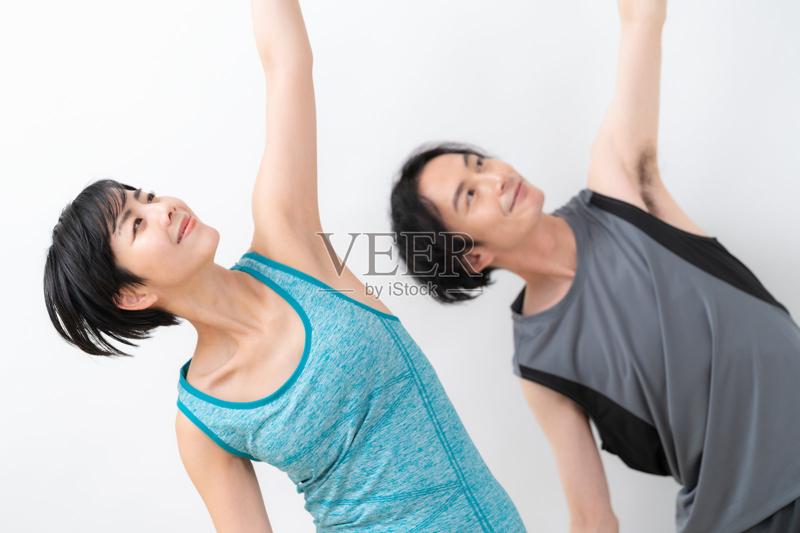 白色背景上的人们在锻炼照片摄影图片