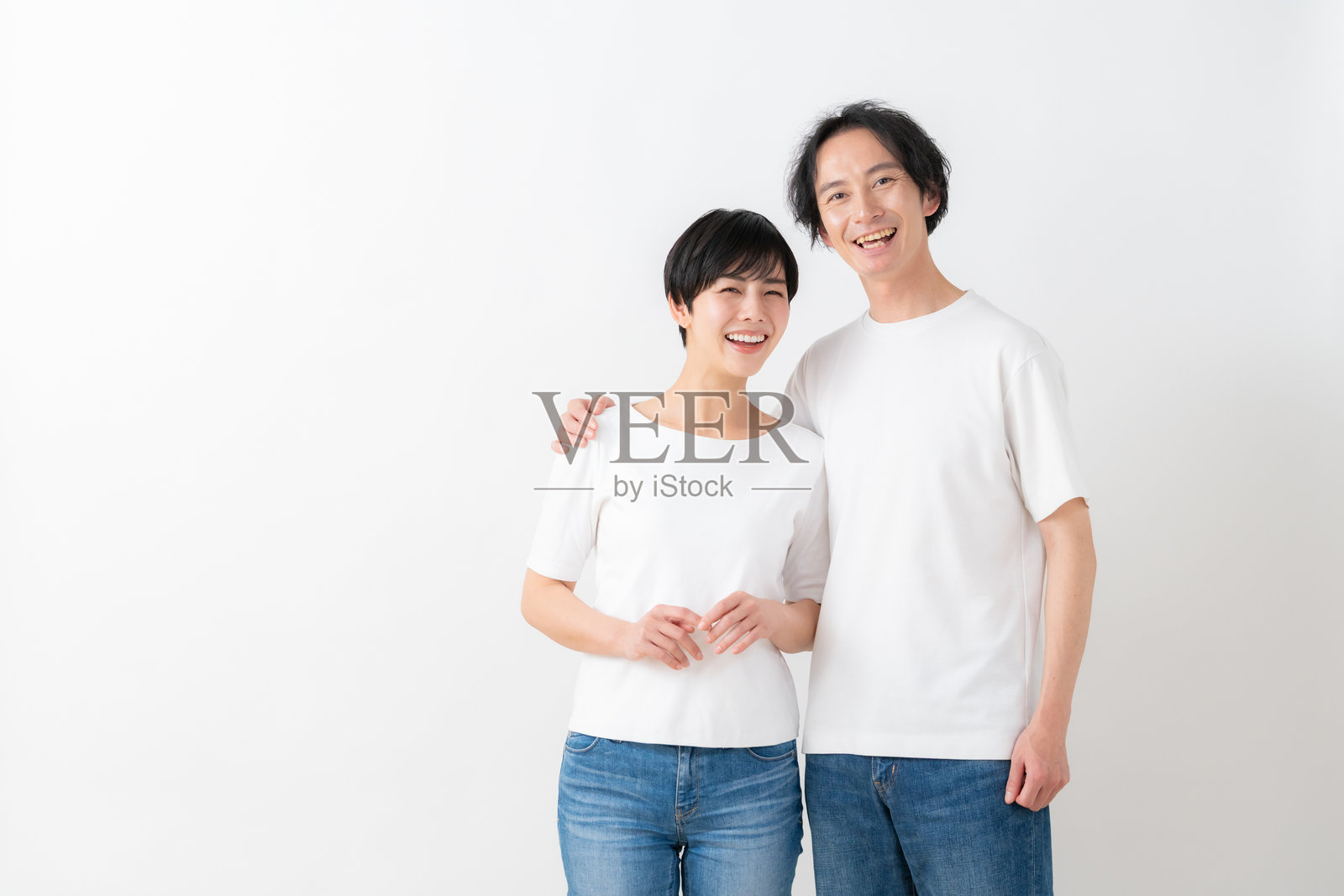 年轻夫妇在白色背景前照片摄影图片