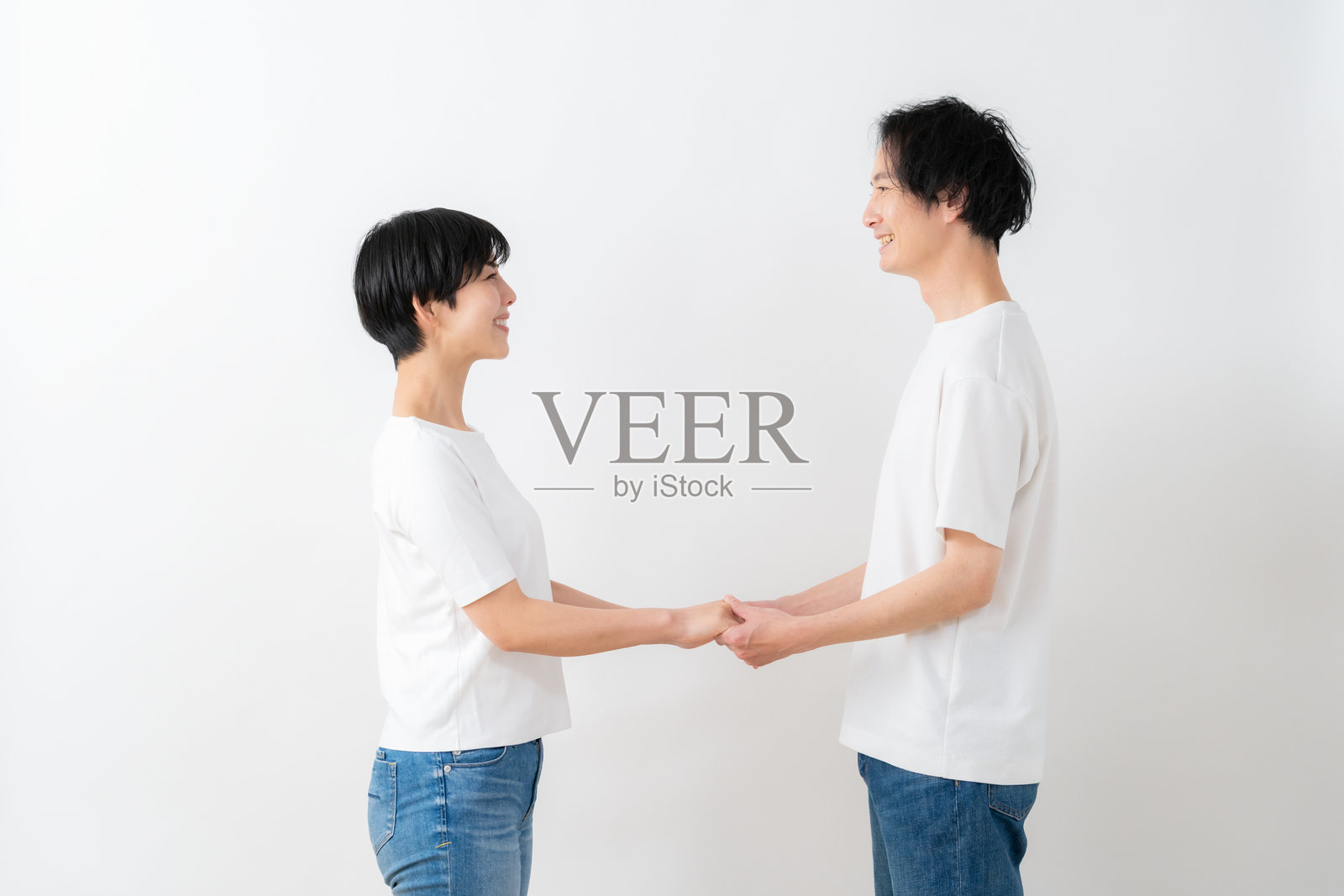 年轻夫妇在白色背景前照片摄影图片