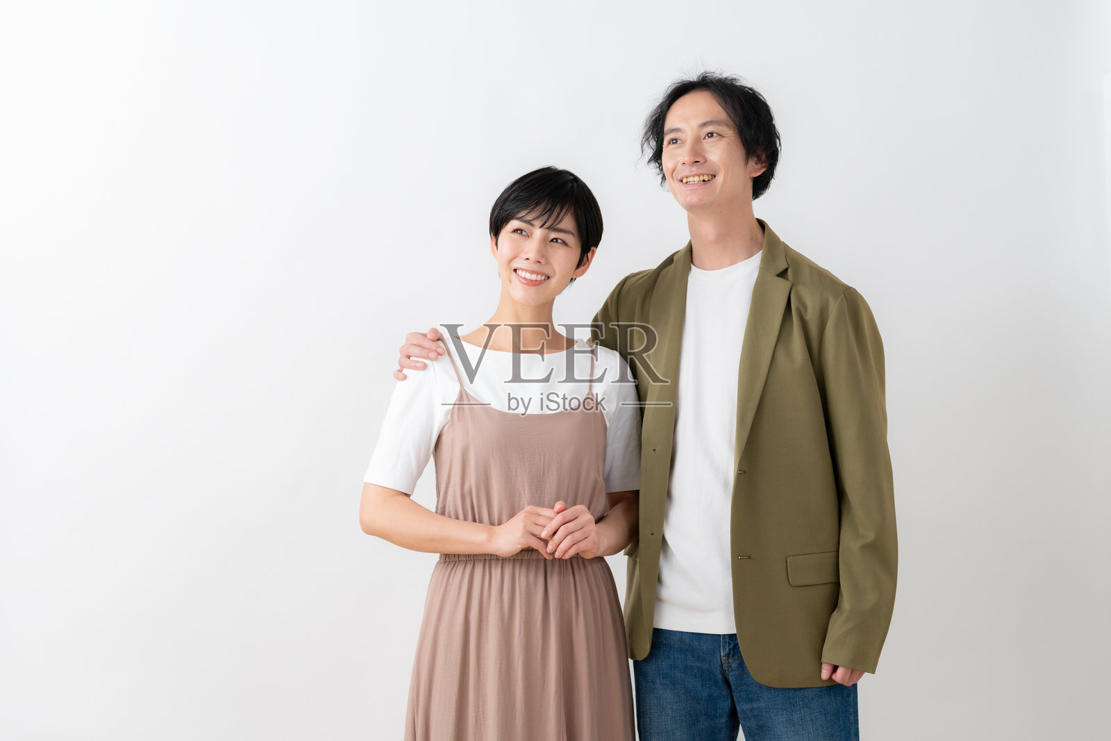 白底上的年轻情侣照片摄影图片