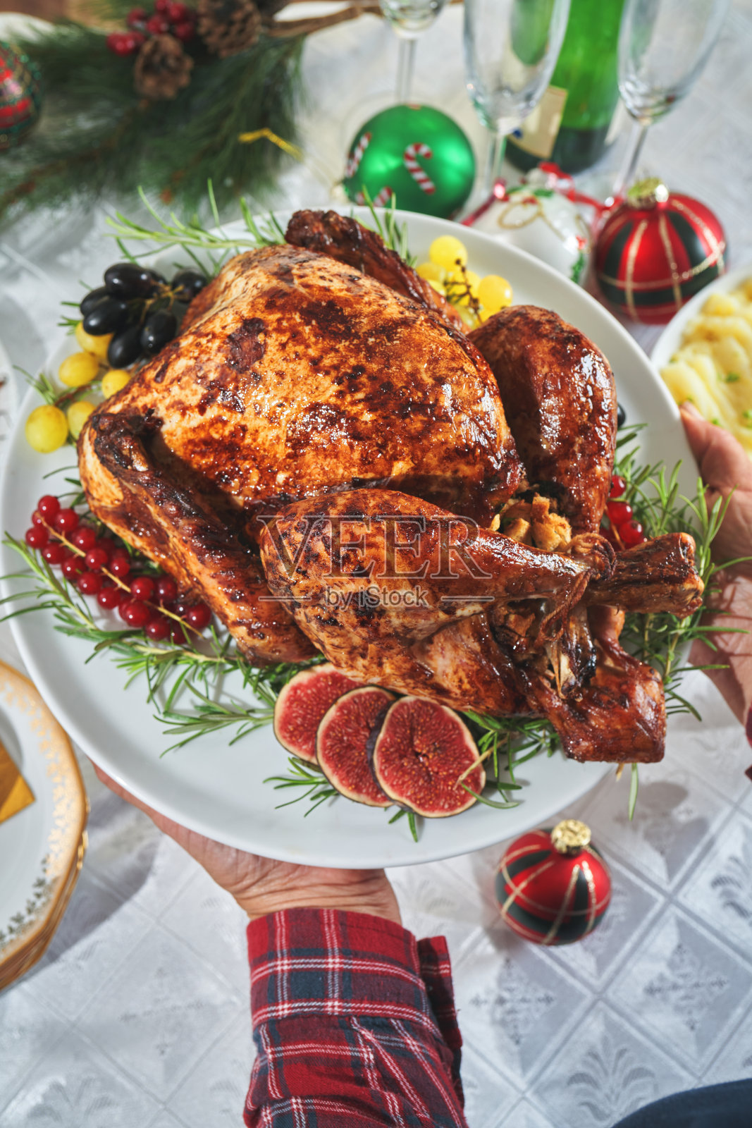 圣诞大餐烤火鸡配蔬菜照片摄影图片