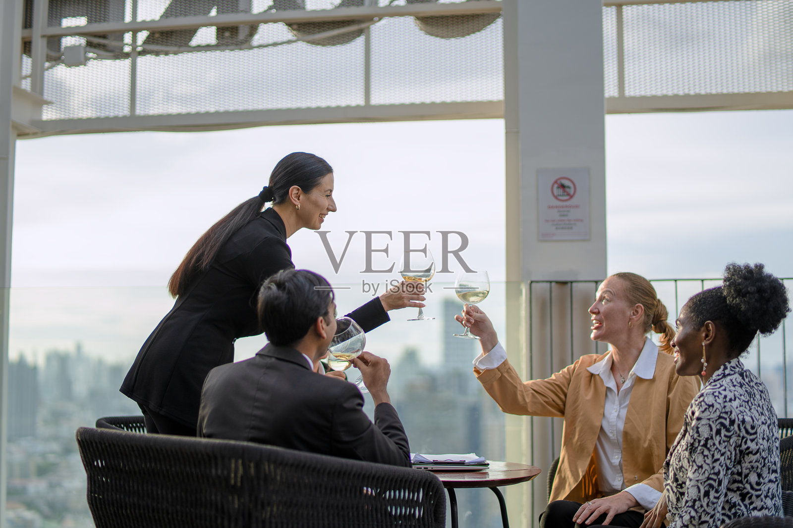 一群白领人士正在酒店屋顶开会。照片摄影图片