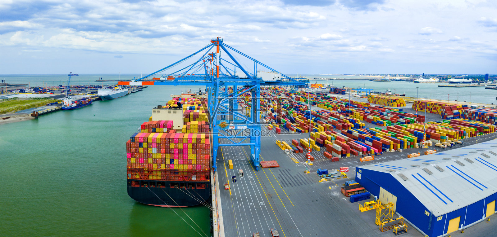 比利时繁忙的集装箱港口照片摄影图片