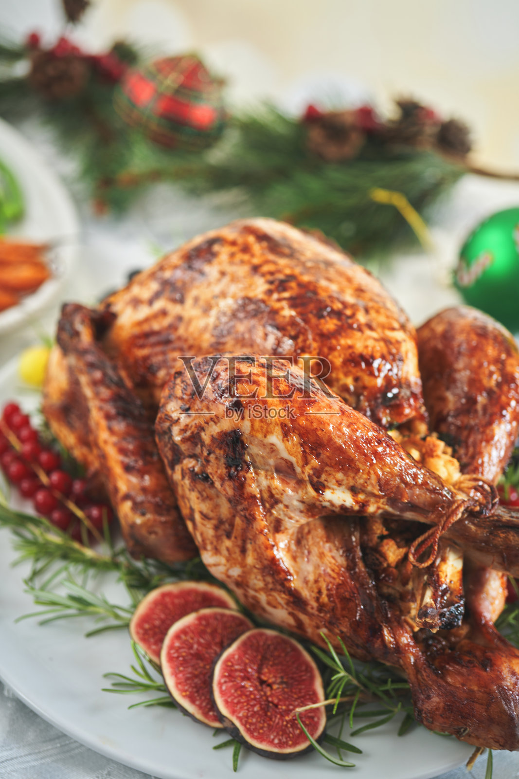 烤圣诞火鸡配蔬菜，节日晚餐照片摄影图片