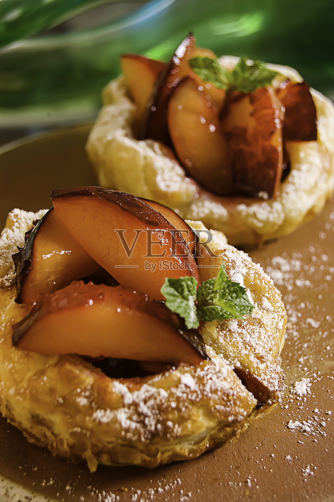 迷你千层酥挞配桃子切片照片摄影图片