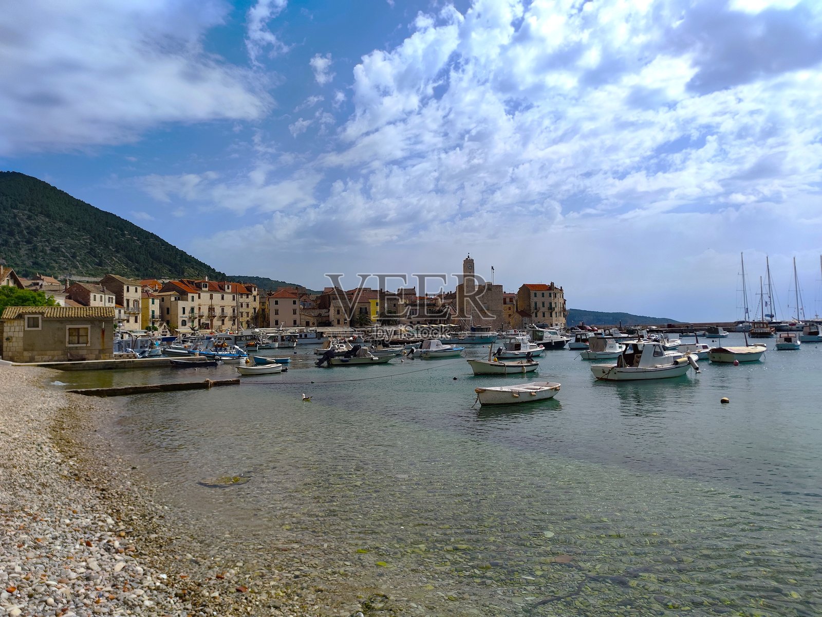 科米扎，克罗地亚的一座城市。它位于亚得里亚海维斯岛的西海岸。照片摄影图片