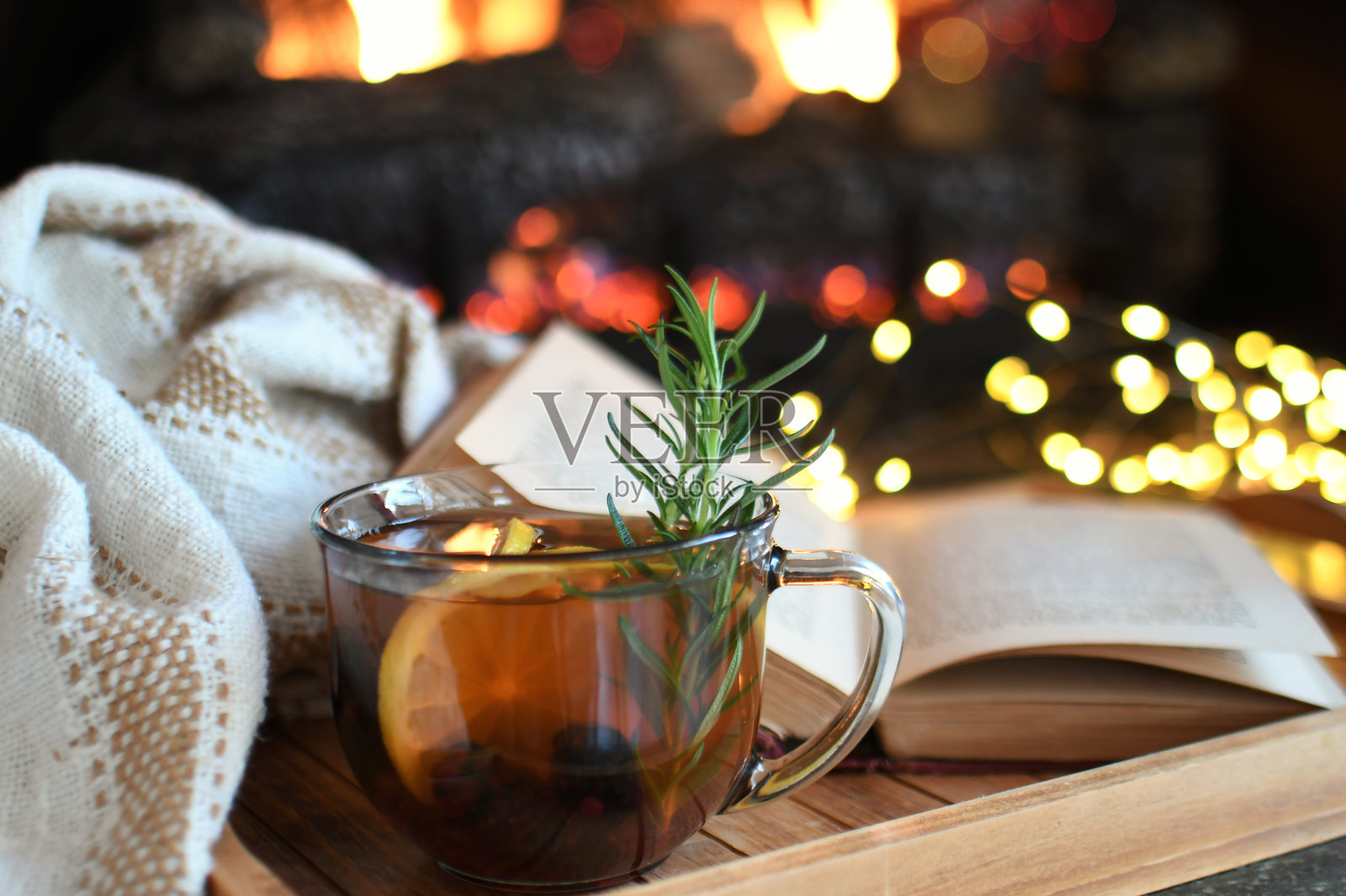 壁炉火焰旁的托迪热饮照片摄影图片