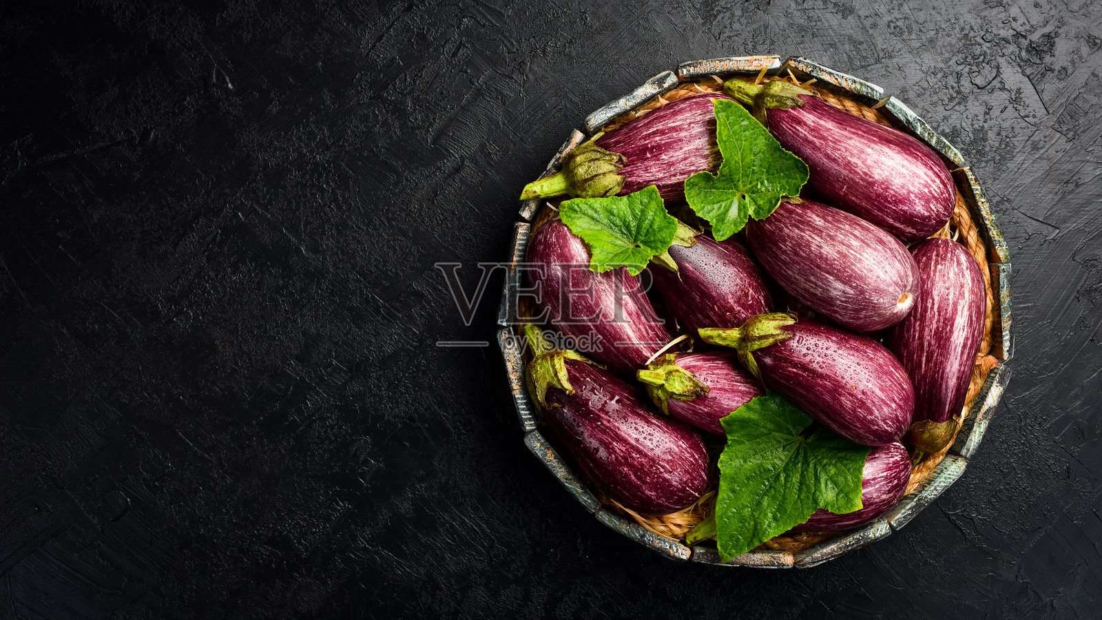 新鲜农场茄子装在木盒里。有机食品。紫色的蔬菜。俯视视角。照片摄影图片