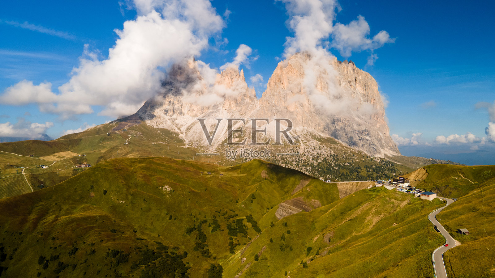 萨索隆戈山脉笼罩在云雾中，位于塞拉山口区域照片摄影图片