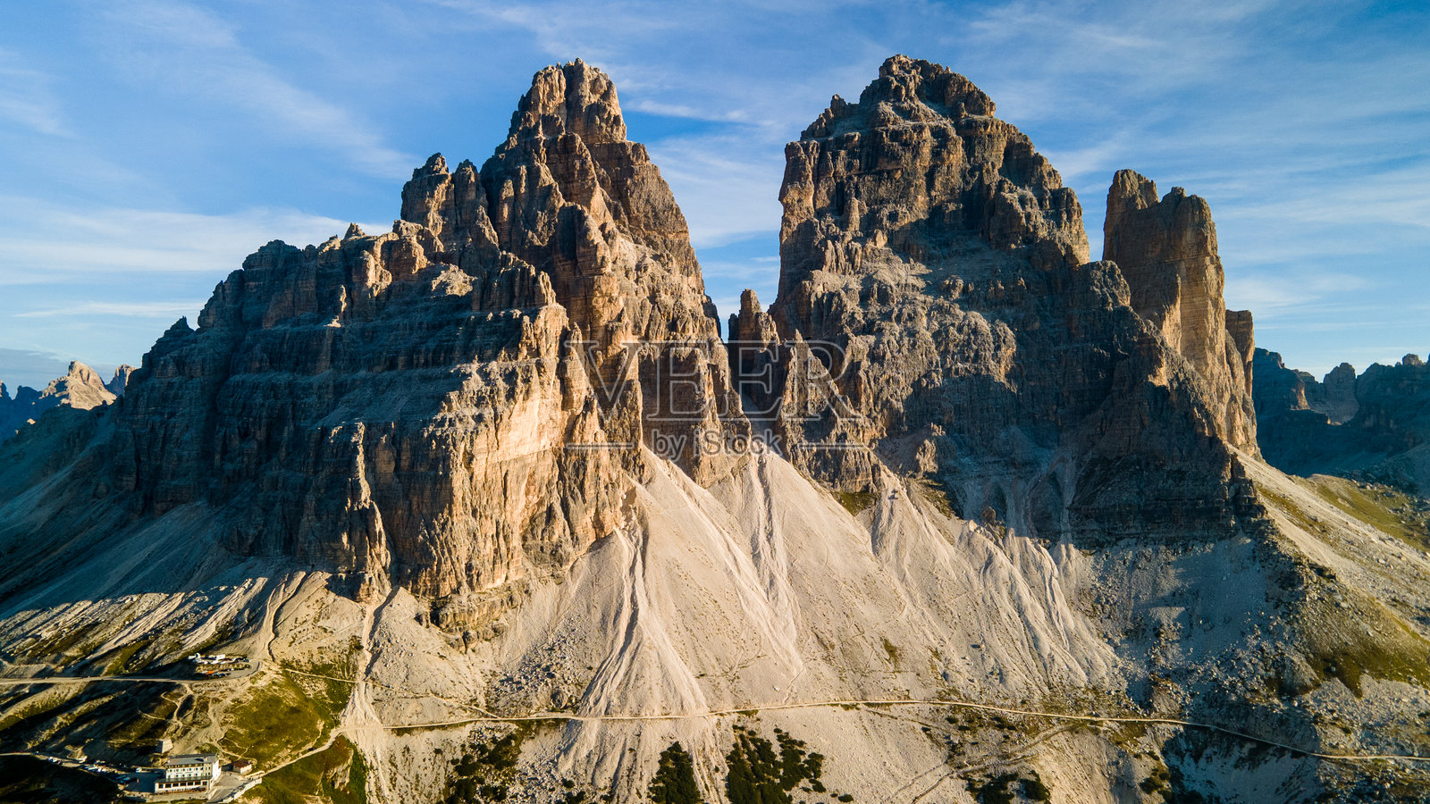 多洛米蒂山脉的山峰笼罩在意大利的薄雾中照片摄影图片