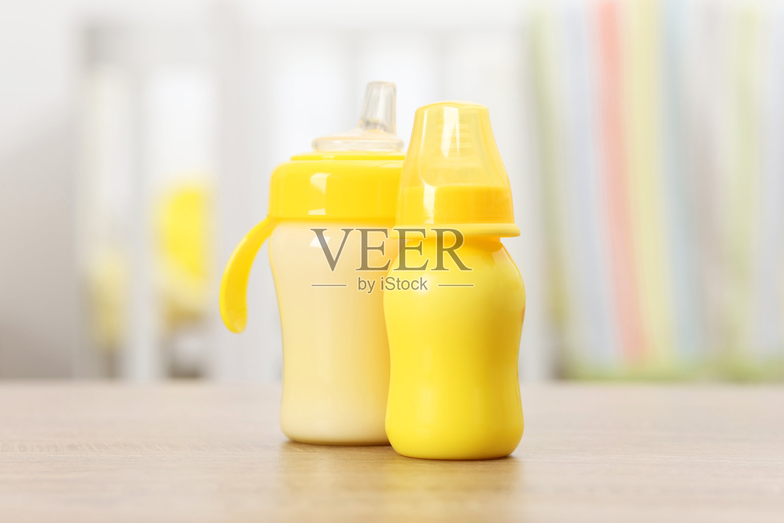 木制桌上的奶瓶和牛奶照片摄影图片