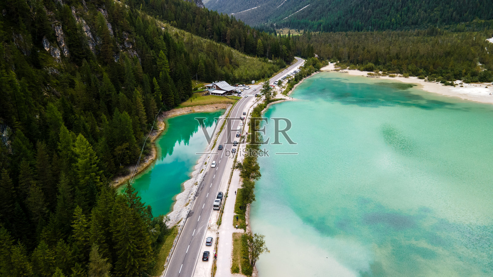 多洛米蒂双子翡翠湖之间的公路照片摄影图片