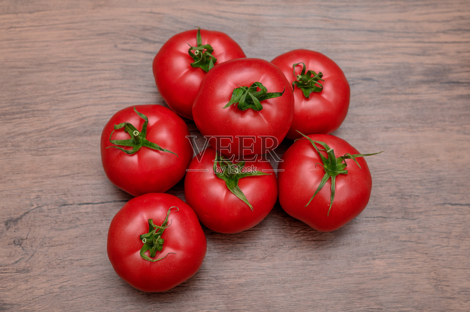 桌子上的红色番茄，带有绿色的茎照片摄影图片