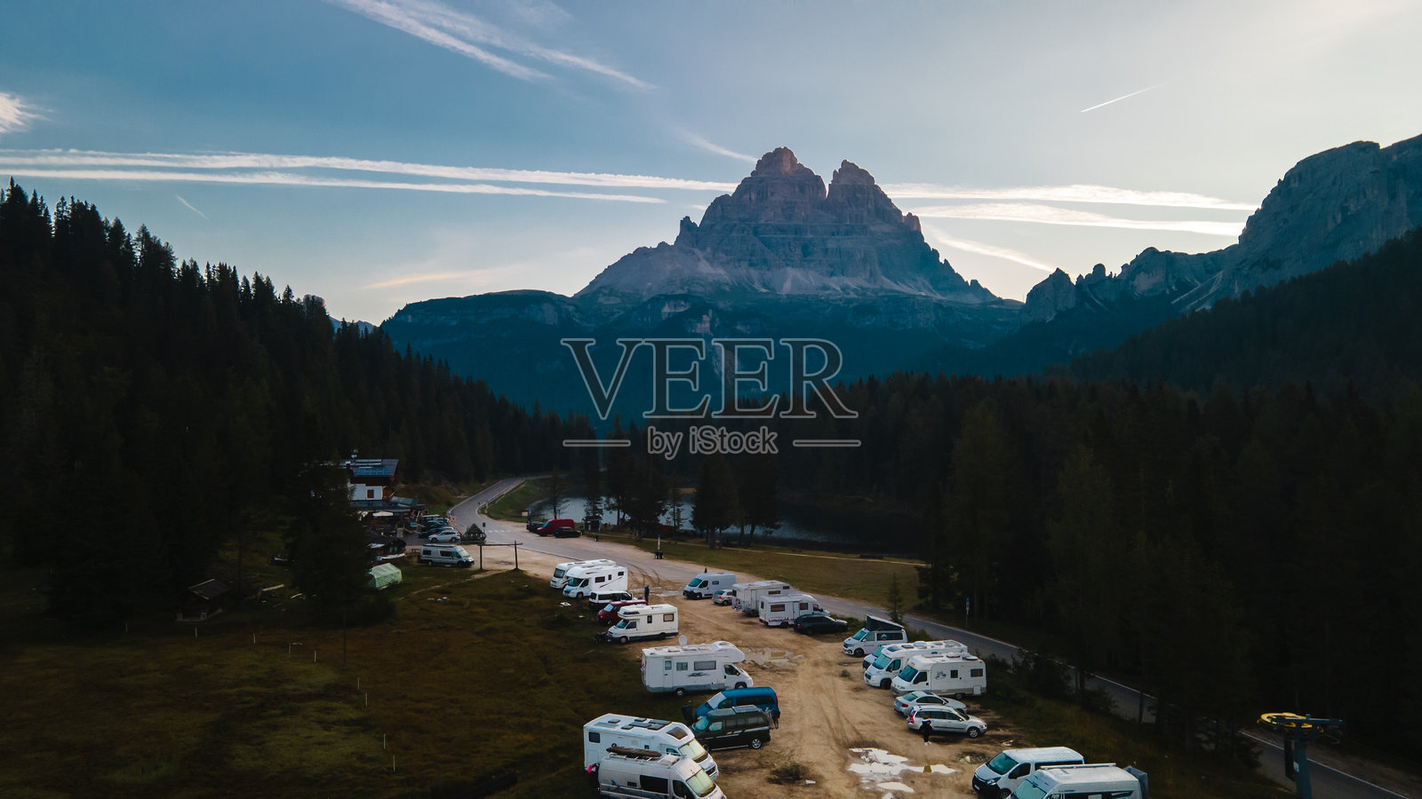 清晨阳光下的多洛米蒂山脉鸟瞰图，意大利照片摄影图片