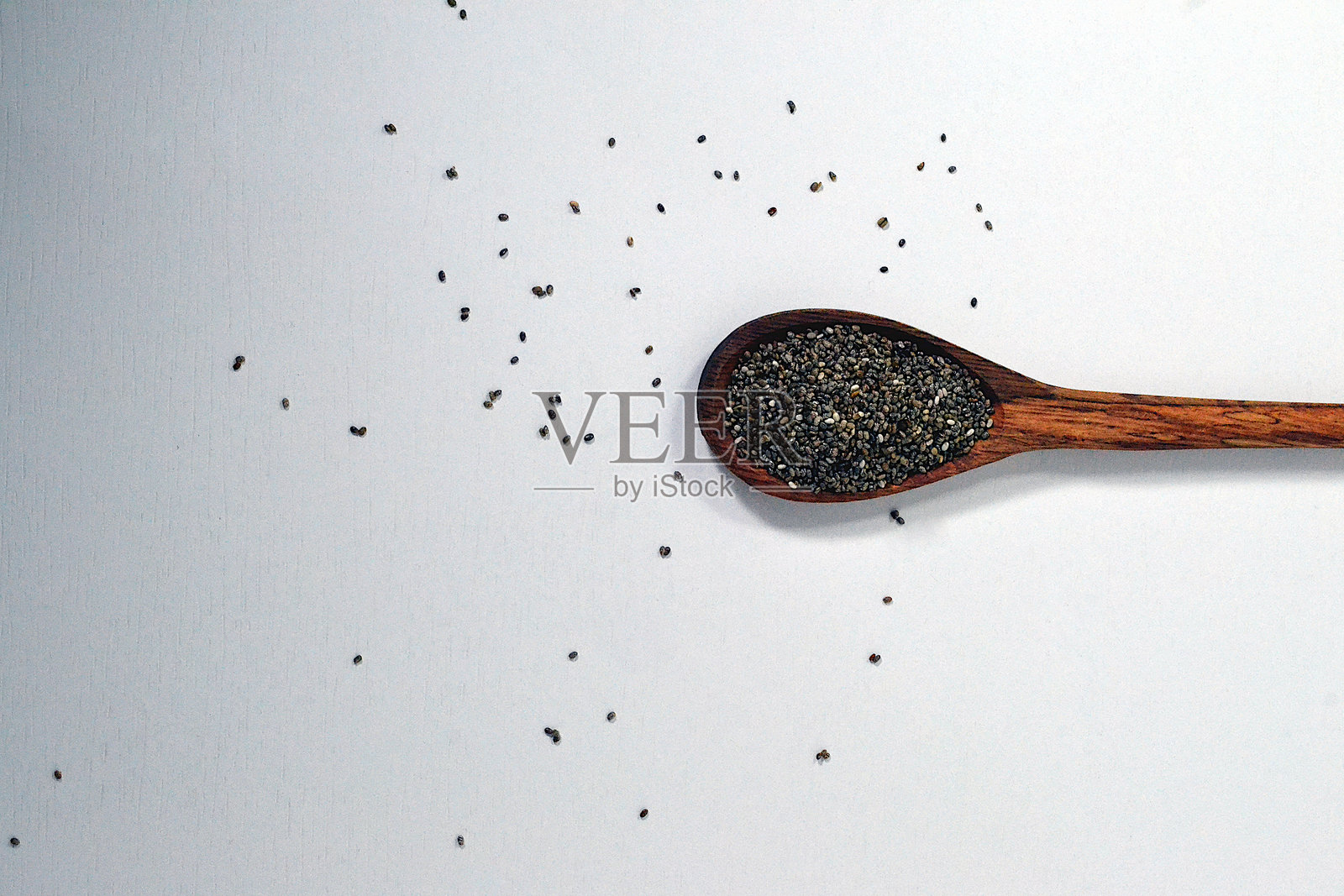 木勺中的奇亚籽。俯视视角。白色背景。照片摄影图片