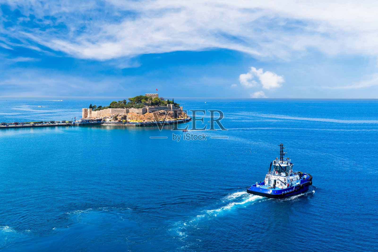 土耳其艾登省库沙达斯，带有船的鸽子岛（Güvercinada）堡垒照片摄影图片
