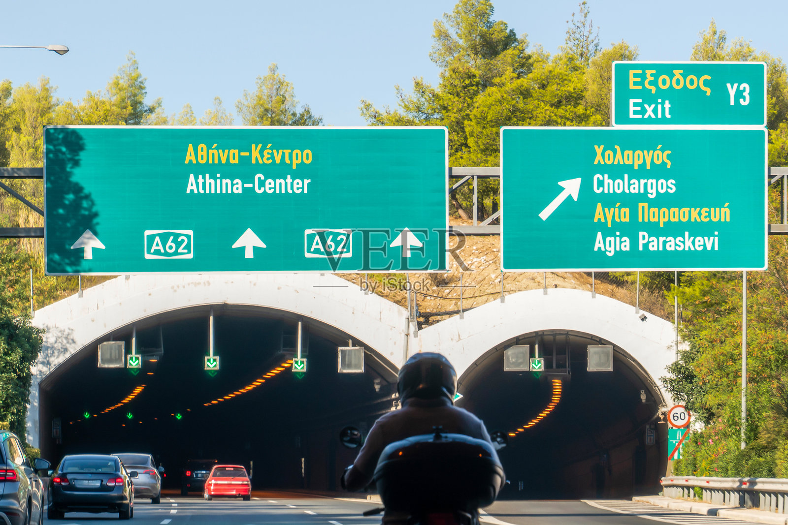 车辆在希腊拉夫里翁和雅典之间的道路上行驶照片摄影图片