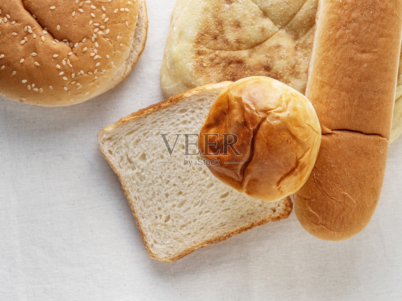 各种面包组合背景。面包：面包种类静物。各式各样的面包。照片摄影图片