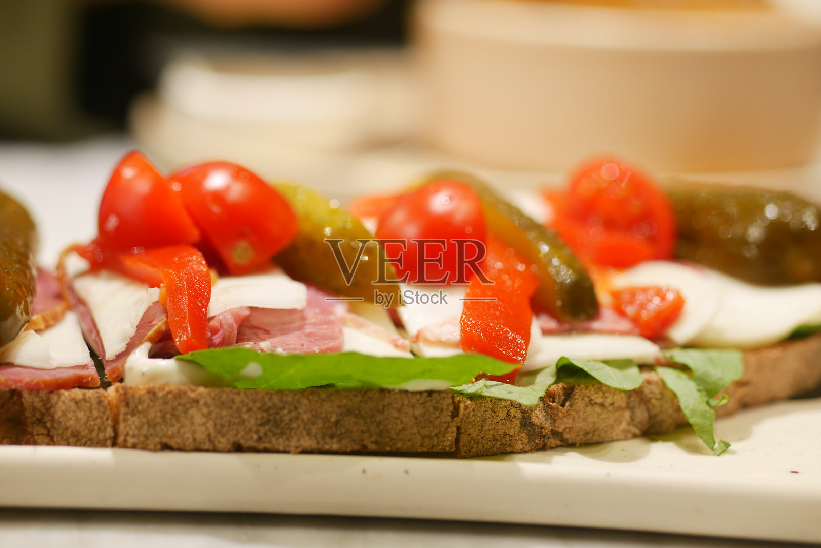 新鲜食材制作的美味三明治放在木桌上照片摄影图片