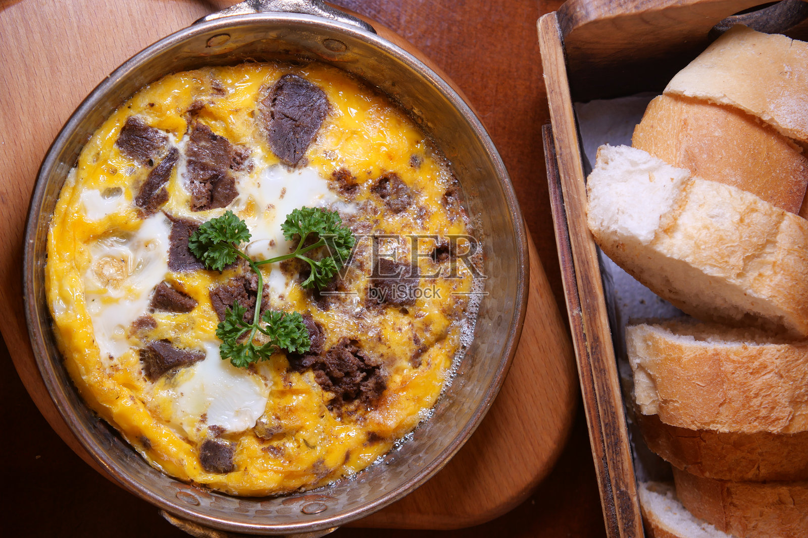 美味的鸡蛋肉类菜肴搭配新鲜面包作为早餐照片摄影图片