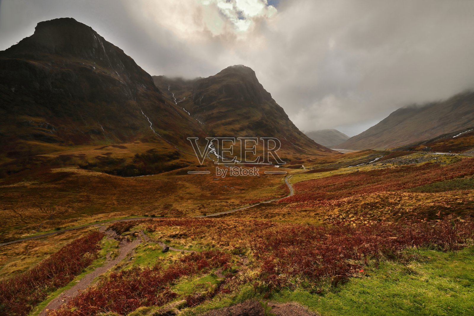 苏格兰高地比迪安纳姆比亚山脉中，三姐妹山（从左至右：盖尔·阿奥纳赫、阿奥纳赫·杜夫）的山脊延伸入格伦科山谷。高地-苏格兰-034照片摄影图片