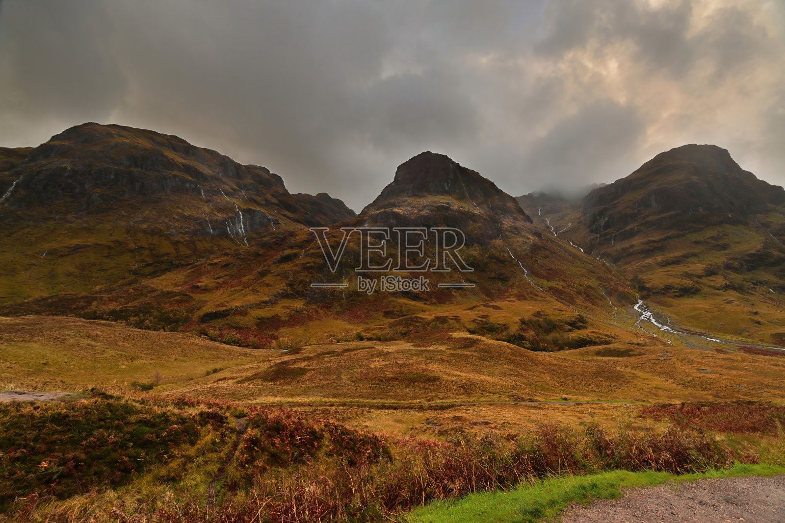 比迪恩纳姆比亚 massif 的三姐妹（从左到右：Beinn Fhada-Gearr Aonach-Aonach Dubh）山脊延伸至格伦科山谷。苏格兰高地-036照片摄影图片