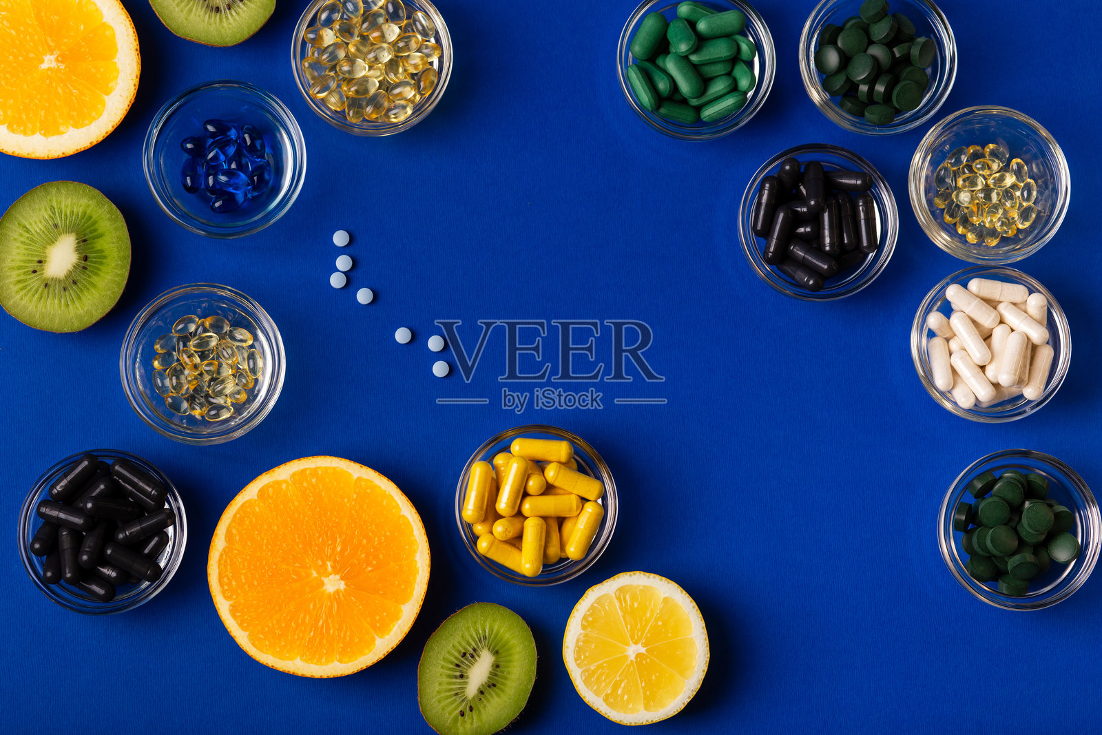 柑橘类水果——柠檬、橙子和青柠，猕猴桃，维生素和矿物质，膳食补充剂。健康的甜点。照片摄影图片