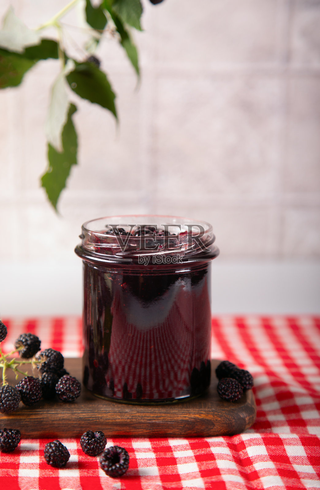 新鲜浆果自制黑莓果酱照片摄影图片