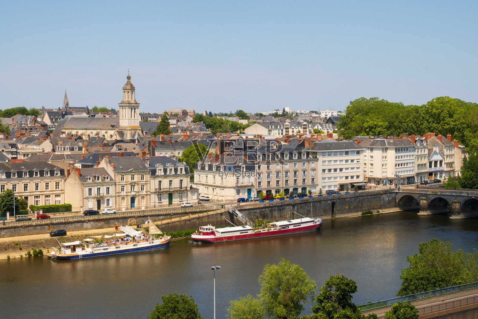 法国昂热市俯瞰马耶讷河的景色照片摄影图片