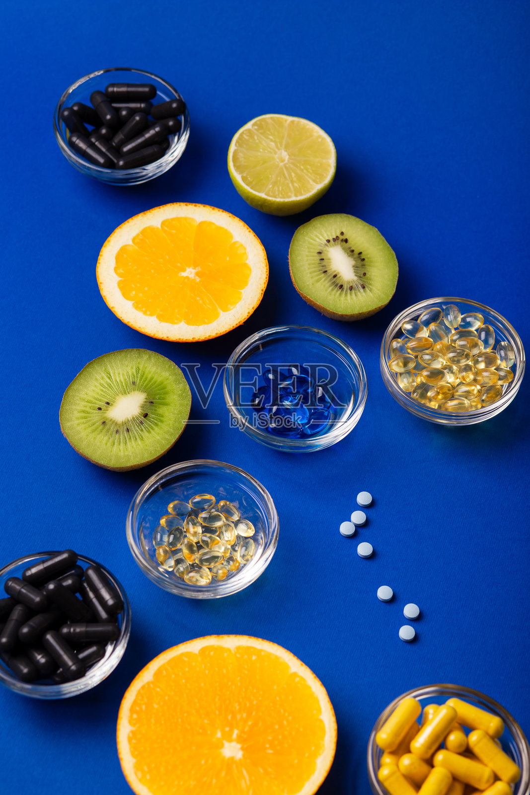 柑橘类水果 - 柠檬、橙子和青柠，猕猴桃，维生素和矿物质，膳食补充剂。健康的糖果。照片摄影图片