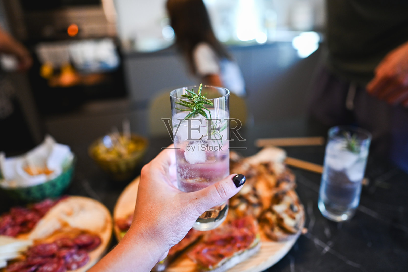 在社交聚会上饮用一杯清爽的鸡尾酒照片摄影图片