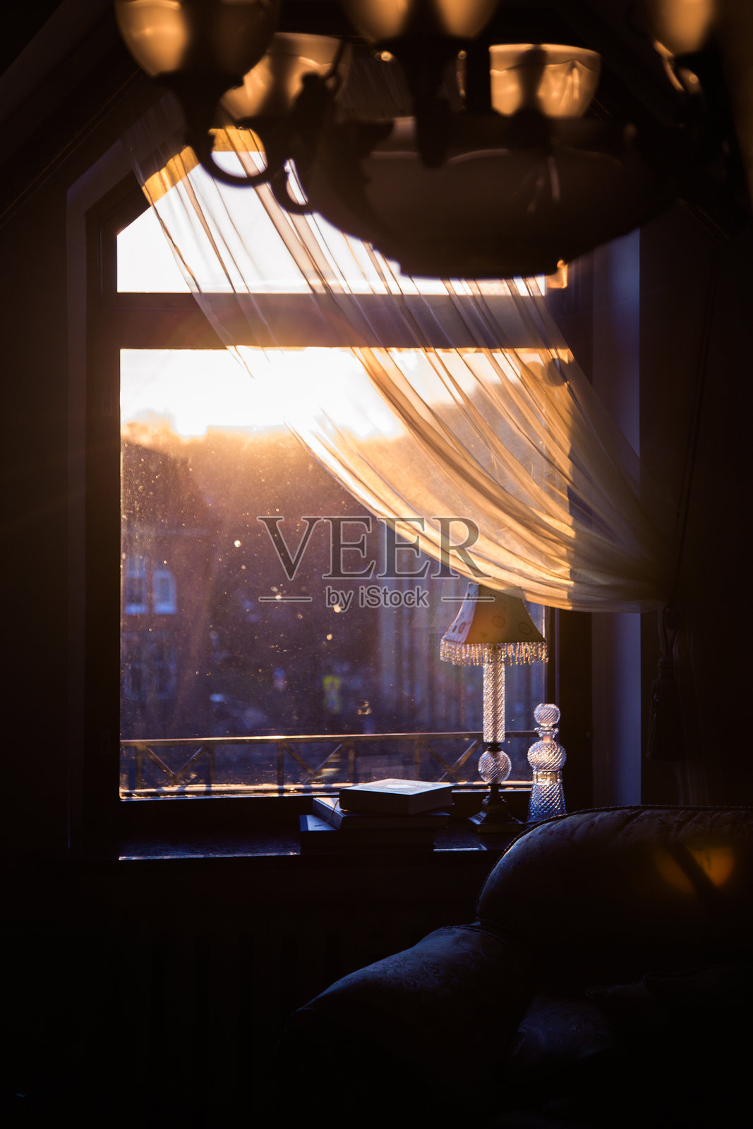 金色阳光透过窗户洒入，空气中漂浮着尘埃颗粒，室内温馨舒适照片摄影图片