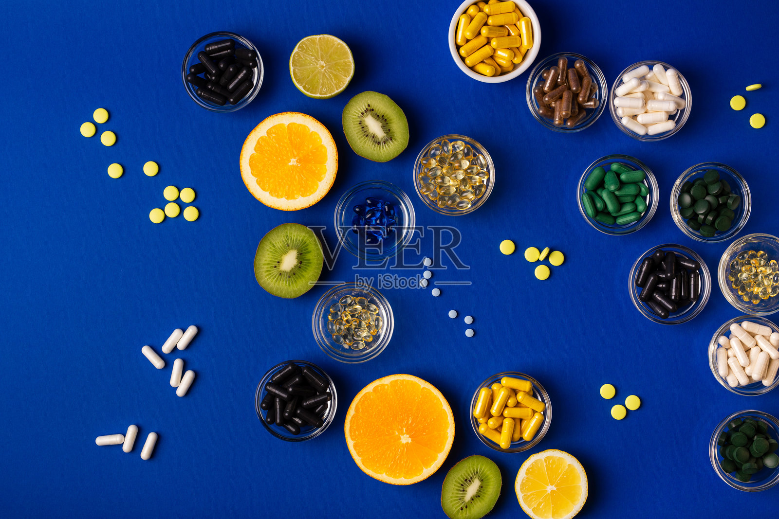 柑橘类水果——柠檬、橙子和青柠，猕猴桃，维生素和矿物质，膳食补充剂。健康的甜食。照片摄影图片