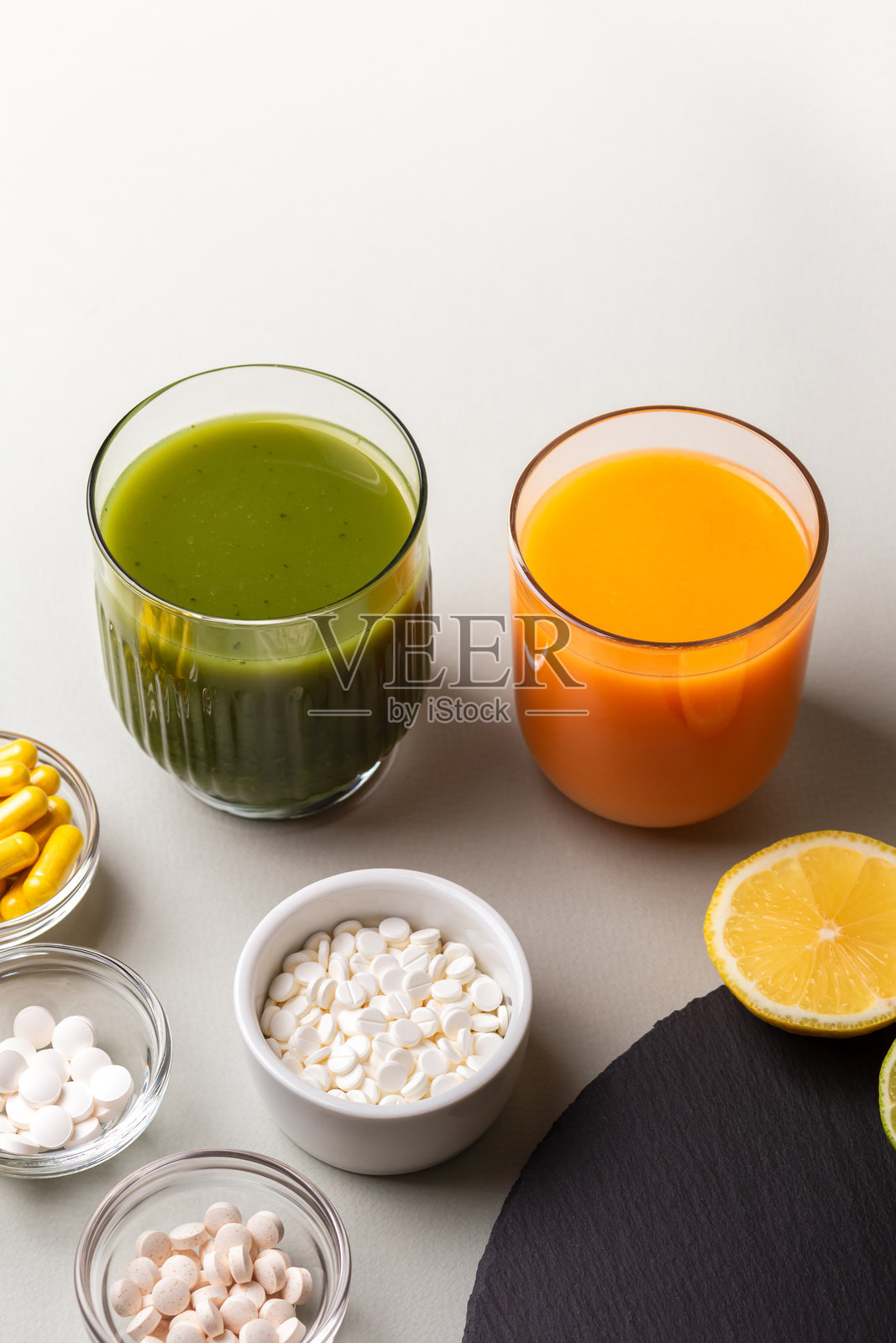 柑橘类水果——柠檬、橙子和青柠，富含维生素和矿物质，是膳食补充剂，搭配一杯冰沙。健康的甜点。照片摄影图片