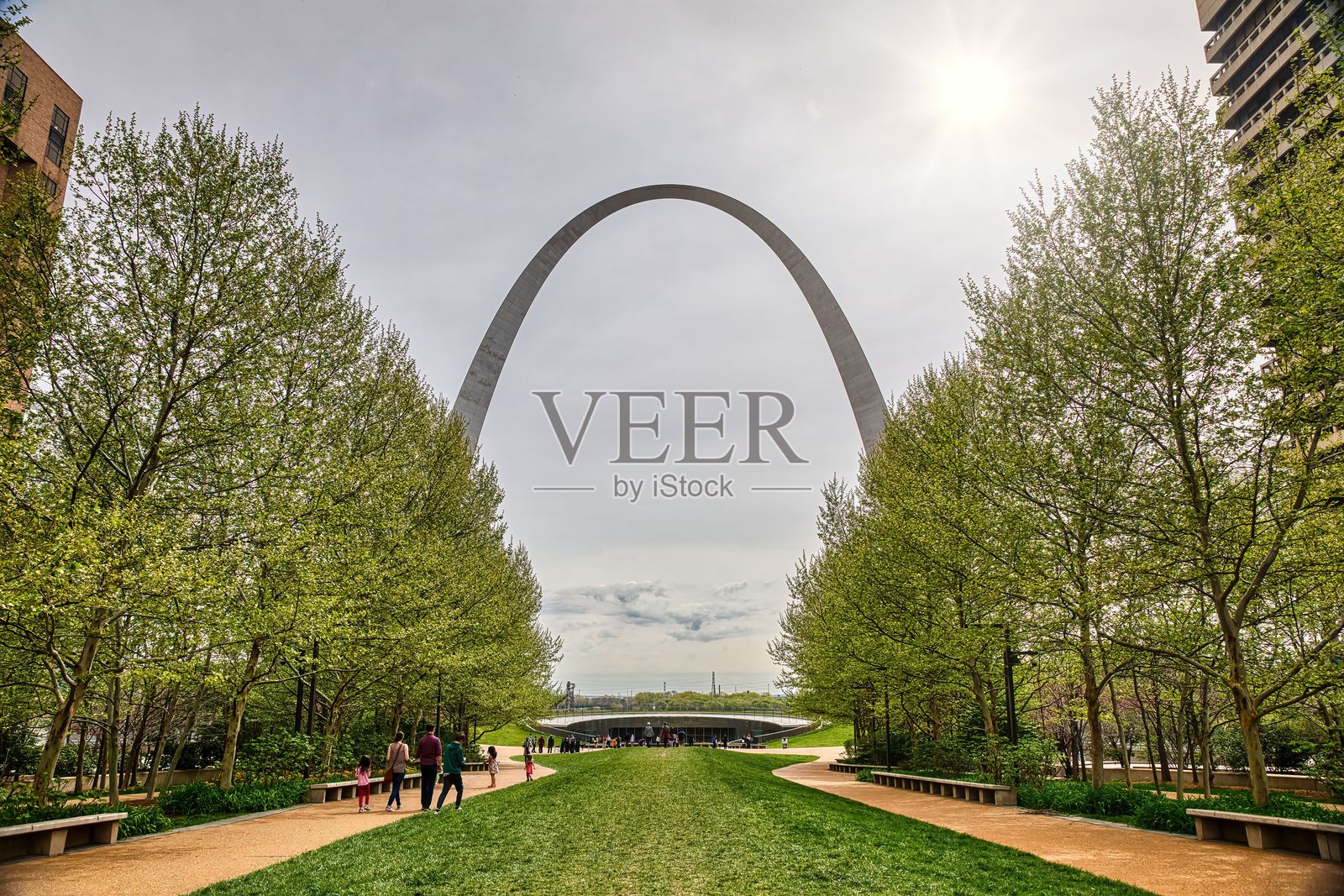 从绿草如茵的前景看向圣路易斯大拱门照片摄影图片