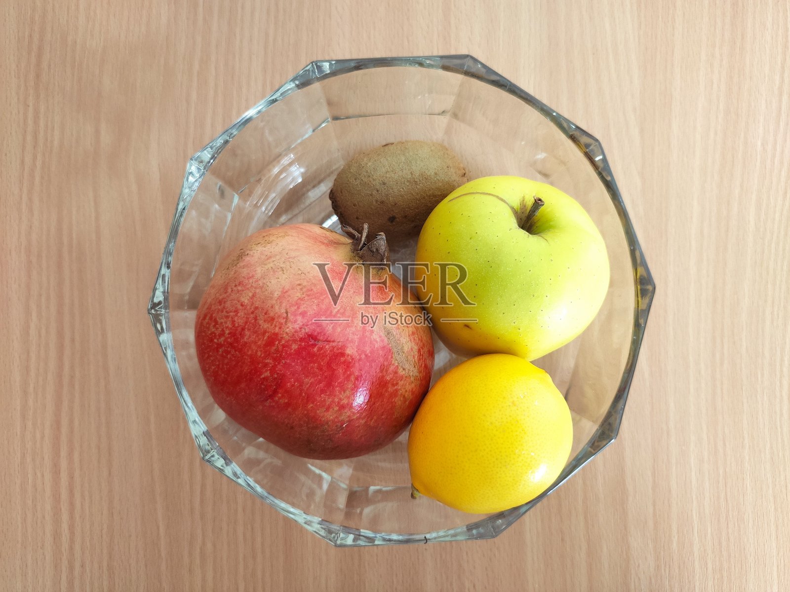 桌子上的水果碗照片摄影图片