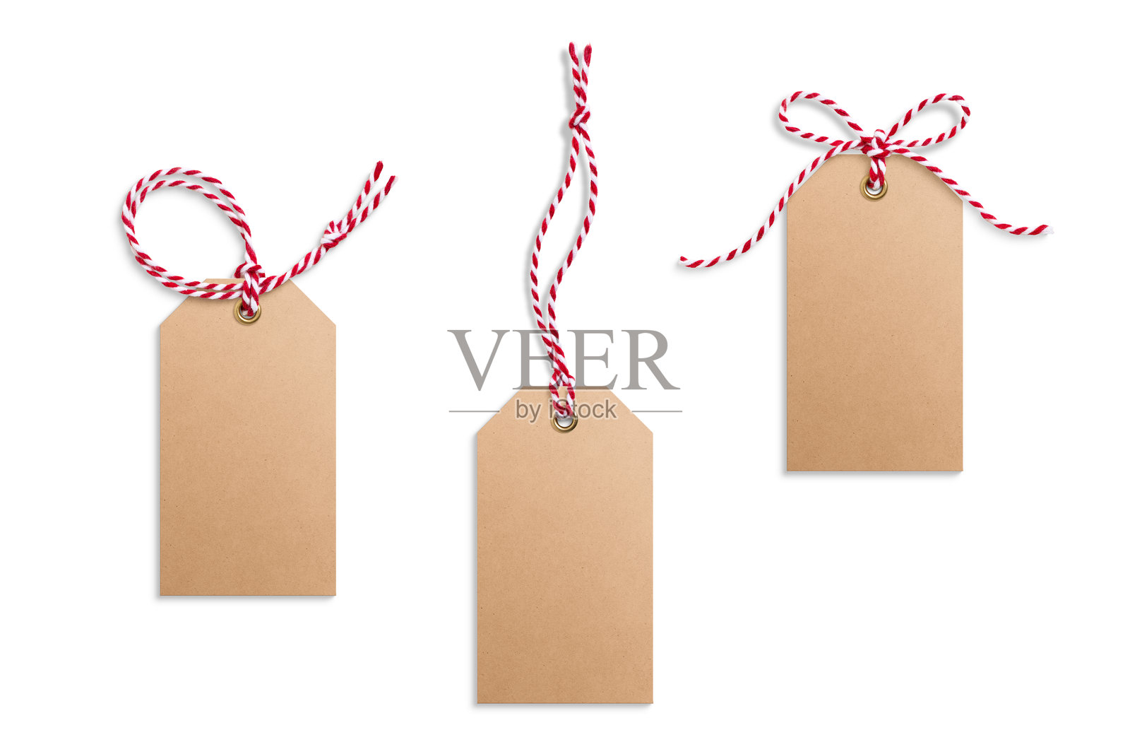 三个空白纸质礼品标签、挂牌、价签或布标，配有红白相间的扭绳，孤立在白色背景上。照片摄影图片