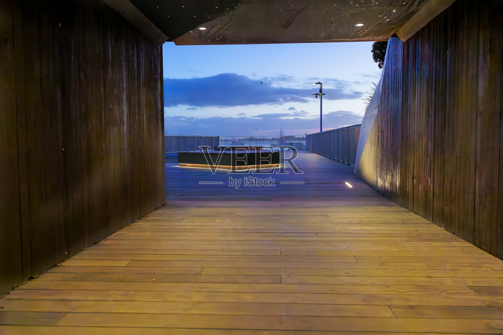 市中心滨水步道和观景平台，具有建筑特色和灯光效果照片摄影图片