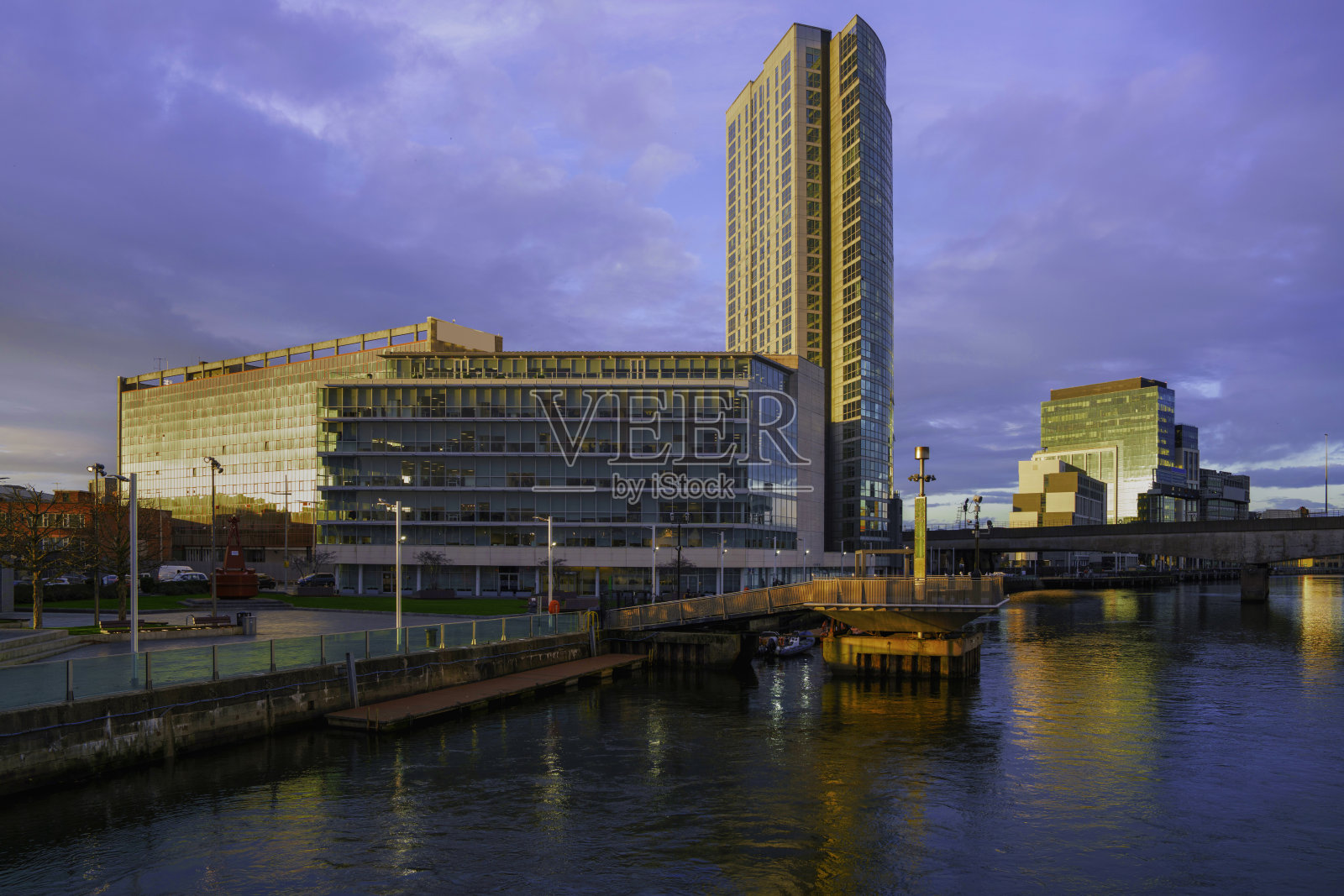 北爱尔兰贝尔法斯特的晚间天际线，拉根河上空高楼林立，天空戏剧般地呈现出壮丽景象，摄于历史悠久的拉根水闸桥。照片摄影图片