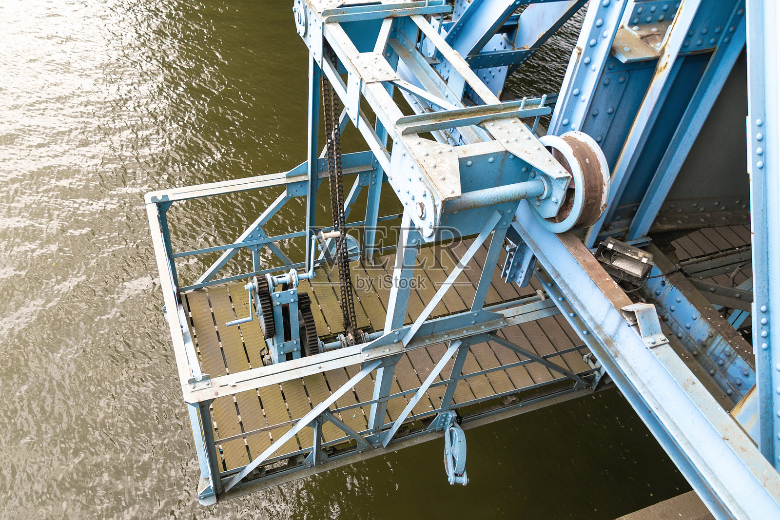 桥梁下用于检查和维修工作的金属维护平台照片摄影图片