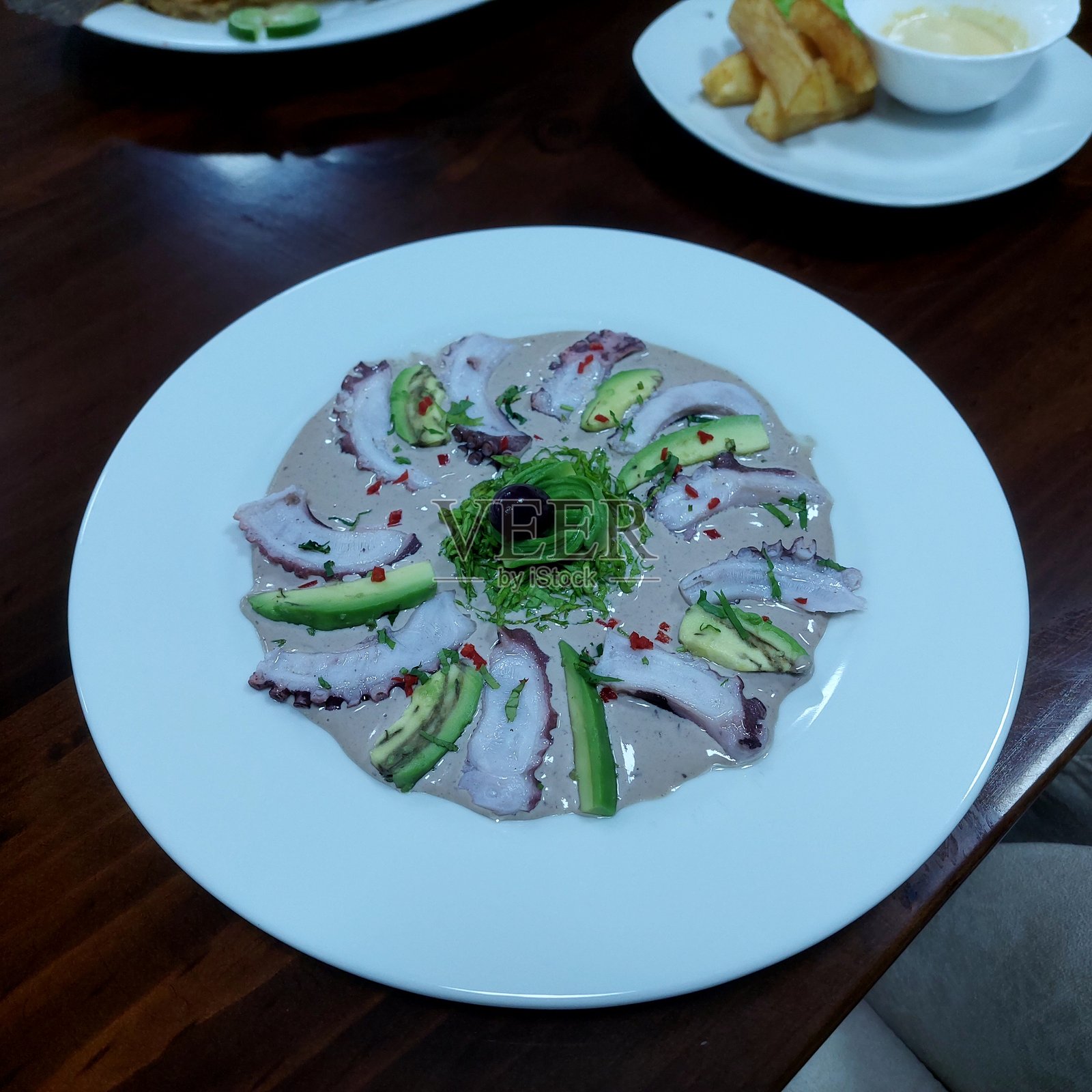 章鱼和橄榄树林照片摄影图片