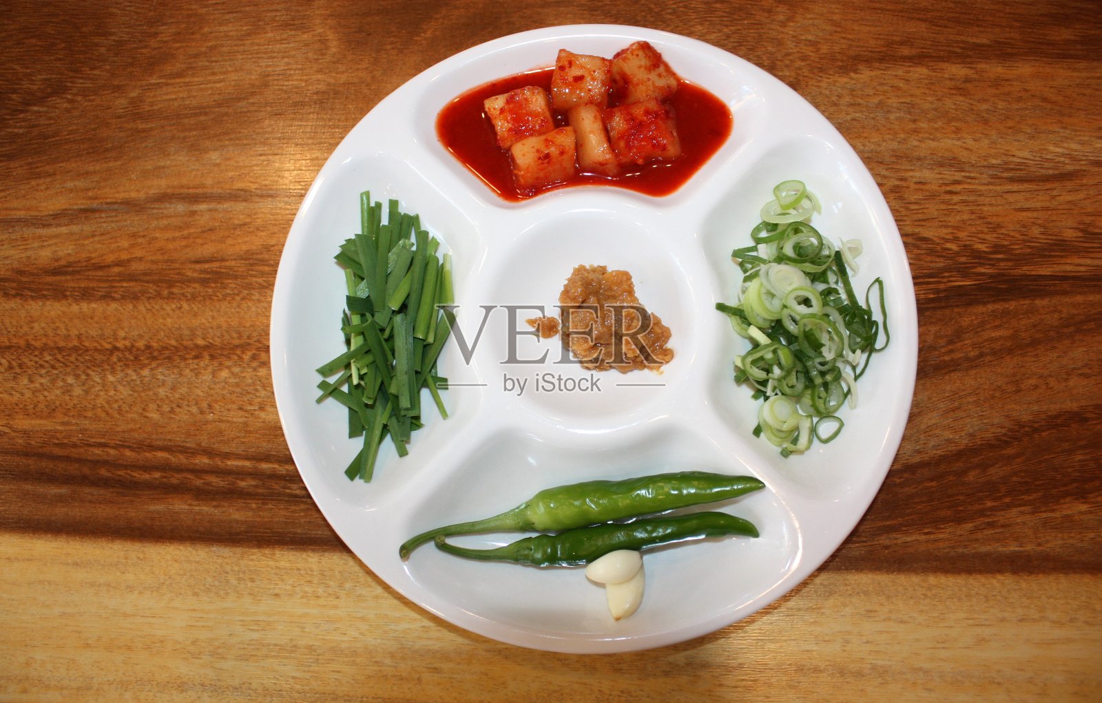 韩式辣酱、蔬菜和辣白菜照片摄影图片