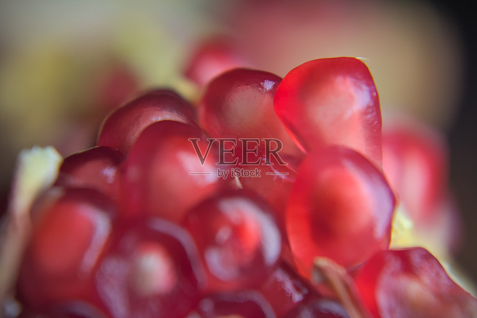 详细的石榴籽微距照片，展现出光泽的红色种子、鲜艳的色彩对比和多汁的自然纹理，清晰度极高照片摄影图片