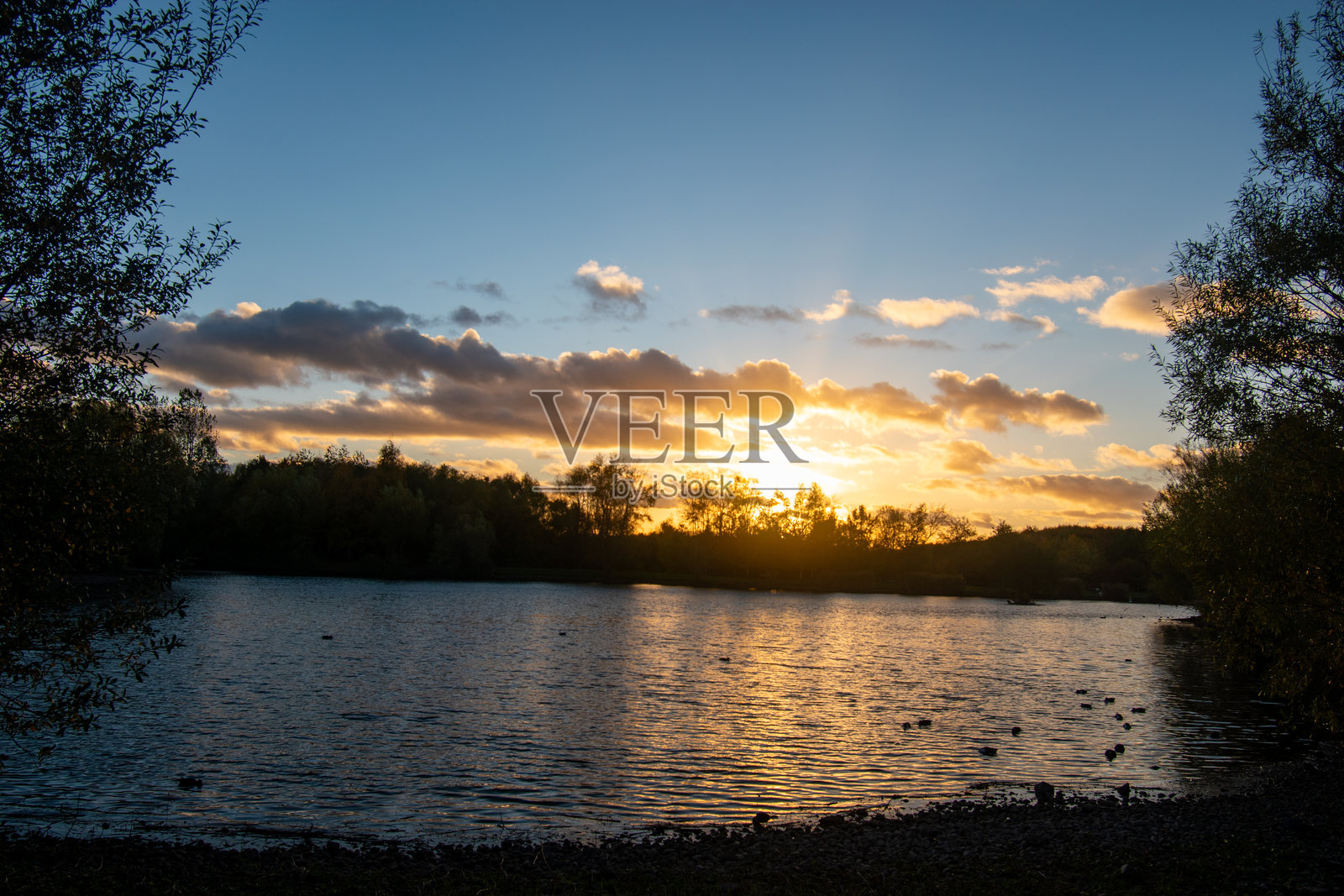 湖面上的美丽日落。照片摄影图片