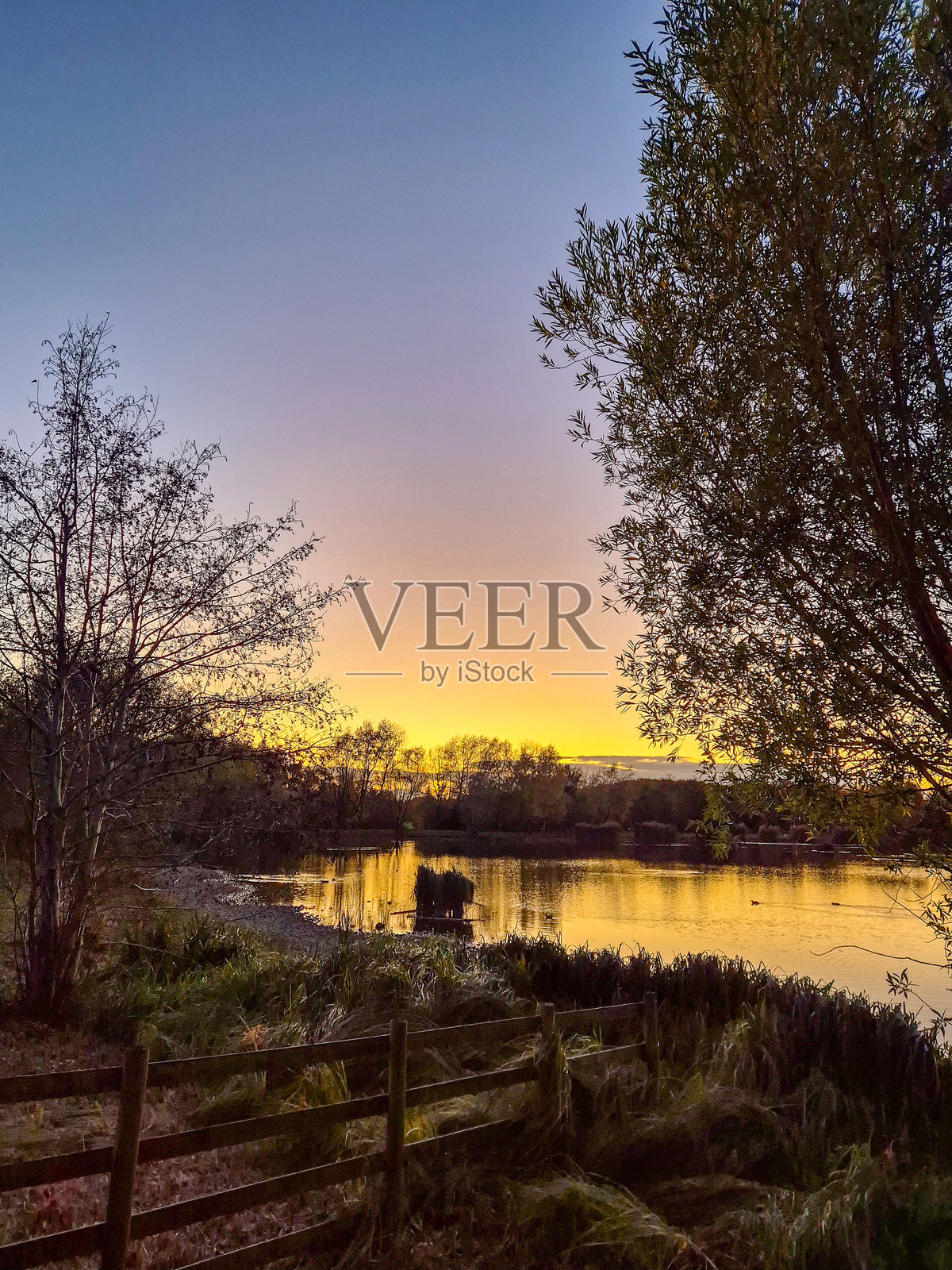 湖面上美丽的日落景色。照片摄影图片